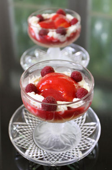 Poached peaches with raspberry sauce