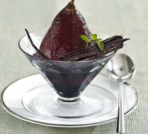 Poached pears in spiced red wine