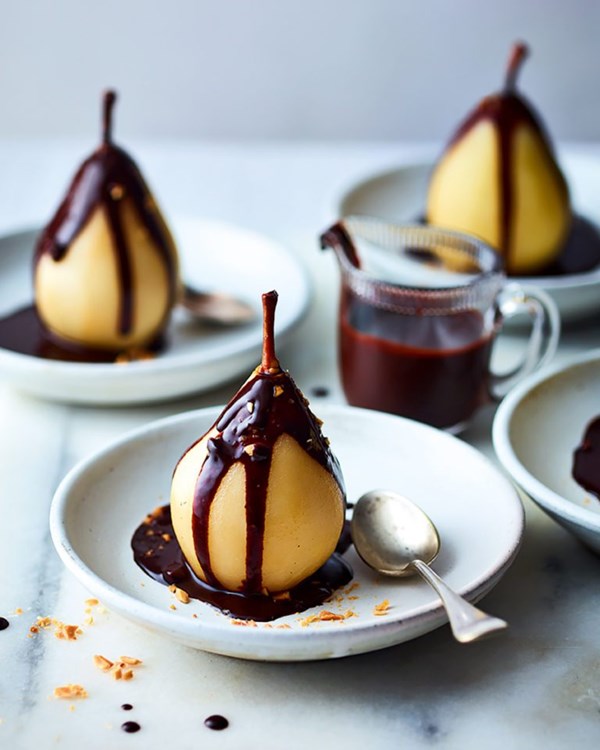 Poached pears with chocolate almond sauce (Poires pochées aux amandes et chocolat)