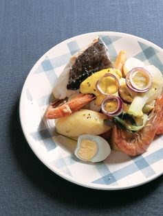 Poached seafood and vegetables with garlic sauce (Aïoli)