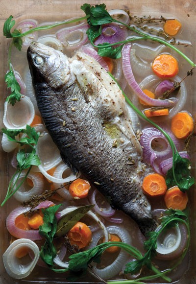 Poached trout with onions and fennel seeds 