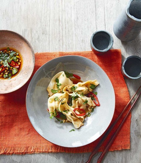 Poached wontons in chilli-garlic sauce
