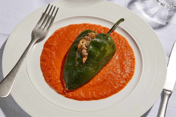 Poblanos rellenos de picadillo dulce