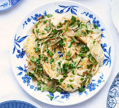 Pointed cabbage in white wine with fennel seeds