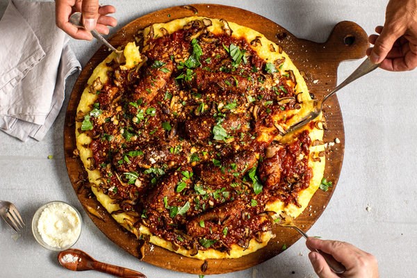 Polenta and sausages for a crowd (Polenta alla spianatora)