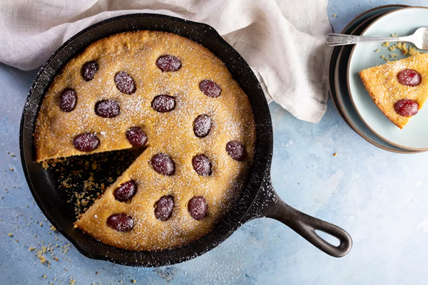 Polenta cake with red grapes