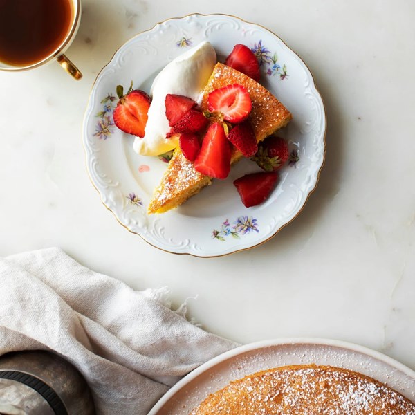 Polenta cake with strawberries and cream