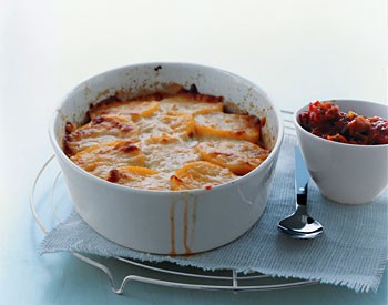 Polenta pie with cheese and tomato sauce