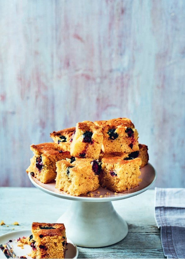 Polenta slices with blackberries and apple