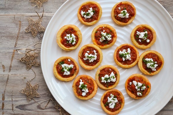  Polenta tartlets with Piccolo tomato, goat's cheese and chives