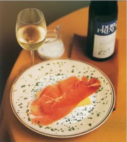 Polenta wedge with prosciutto and ricotta-chive sauce (Polenta e prosciutto con salsa di ricotta ed erba cipollina)