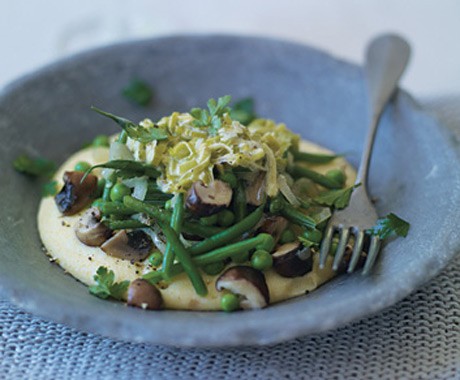 Polenta with green beans, mushrooms, peas and leeks