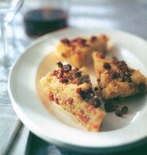 Polenta with sausage and raisins (Pastuccia)