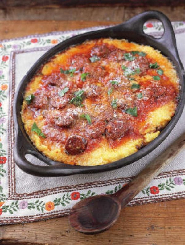 Polenta with sausage and tomato sauce (Pulenta kin sartizza)