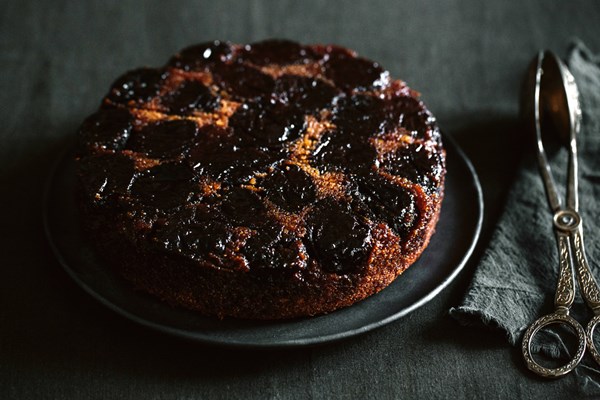 Polentakuchen mit eingelegten Pflaumen