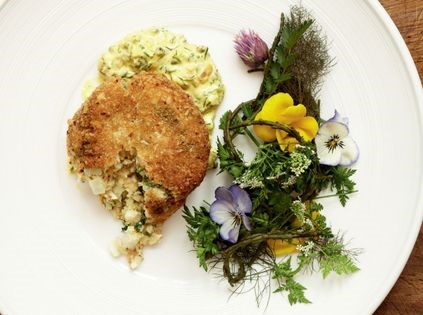 Pollock fishcakes (Pollock fishcakes with homemade tartare sauce and pickled samphire salad)