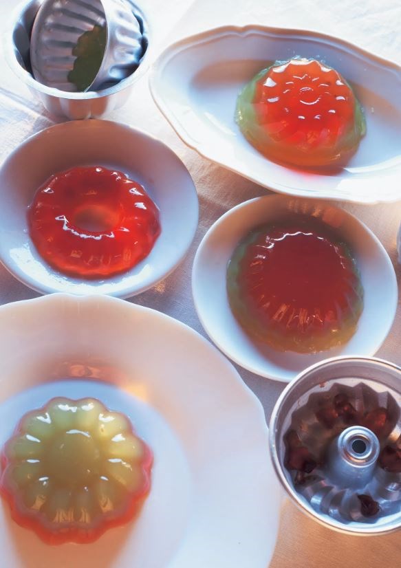 Pomegranate and apple gelatin desserts / jellies