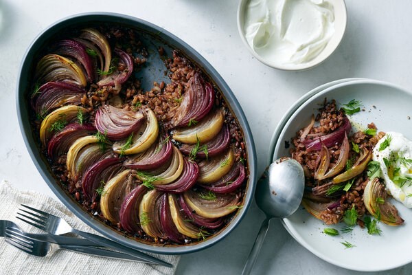 Pomegranate baked rice with onions and dill