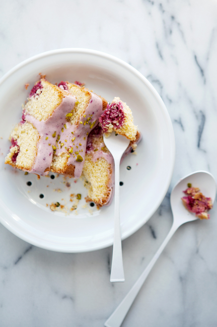 Pommelo, raspberry and corn cake