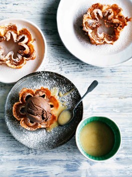Ponderaciones with manjar blanco and chocolate ice-cream