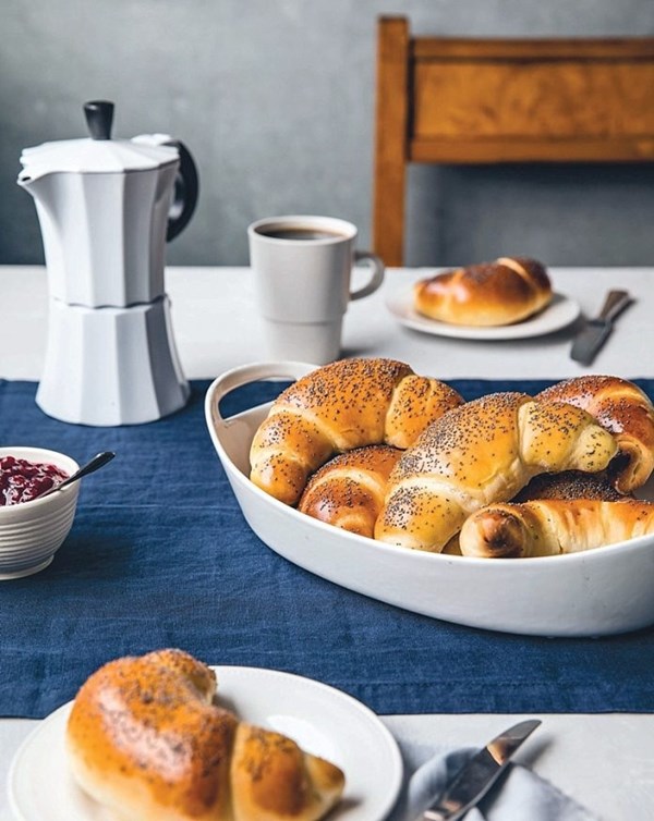 Poppy-seed crescent rolls (Mohnhörnchen)