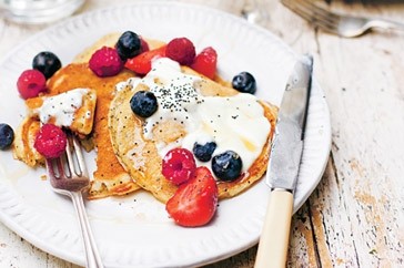 Poppyseed & ricotta pancakes with berries