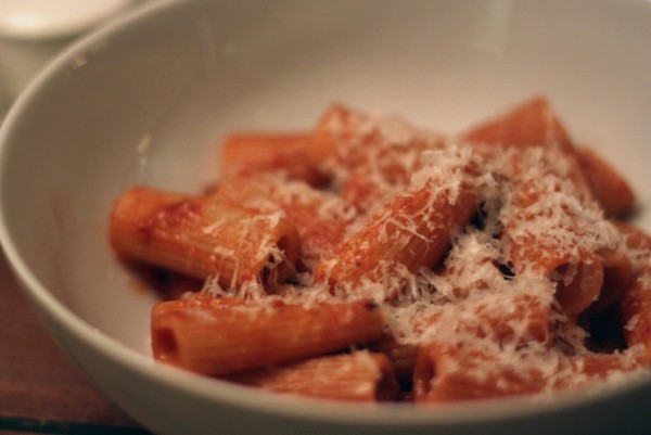 Porcini-cooked rigatoni with tomatoes (Calamarta alla boscaiolo)
