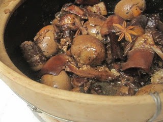 Pork belly with dried squid and eggs (Mòyú dàkào jiā dàn / 墨魚大㸆加蛋)