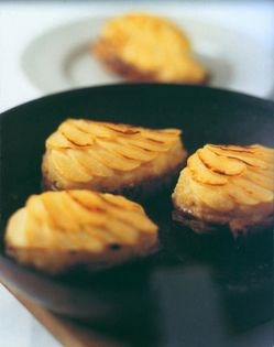 Pork chops with an apple tart topping