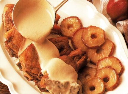 Pork chops with apples and cream