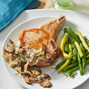 Pork chops with creamy mushroom sauce