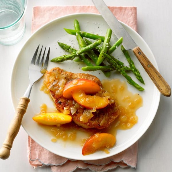 Pork chops with nectarine sauce 