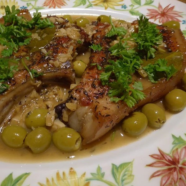 Pork chops with olives and garlic (Les côtes de porc à la Gasconne)