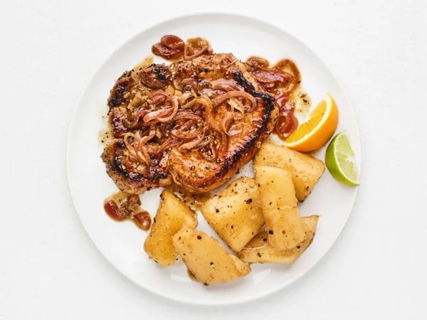 Pork chops with onions and yuca