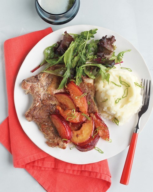 Pork chops with plums and whipped potatoes