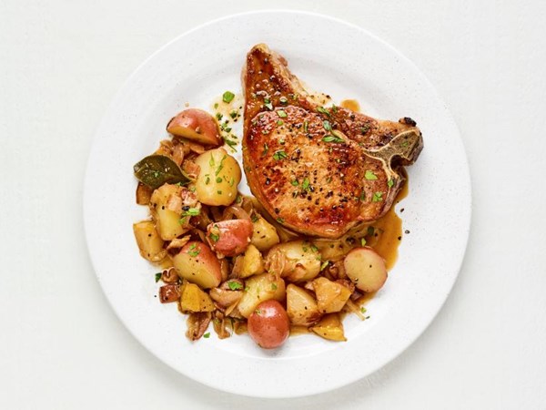 Pork chops with potatoes and pears 