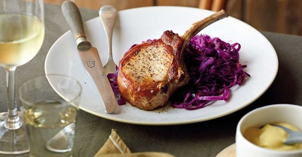 Pork chops with red cabbage and fennel