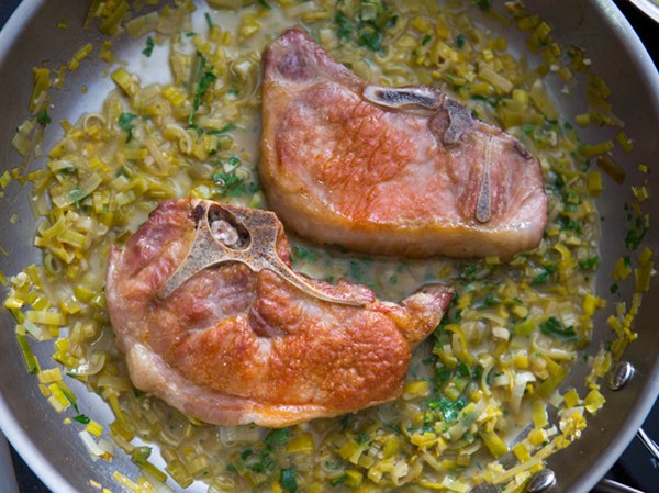 Pork chops with white wine and leek pan sauce