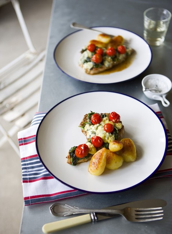 Pork cutlets with cherry tomatoes and blue cheese
