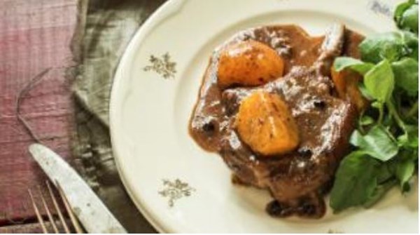 Pork cutlets with oranges (Cotolette di maialae con arance)