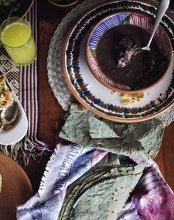 Pork feet in black beans (Patitas de puerco en frijol negro)