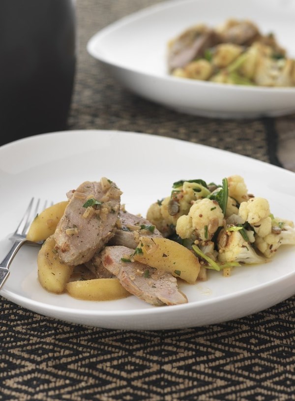 Pork fillet with apples and shallot sauce
