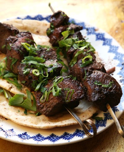 Pork kebabs with cucumber-mint yogurt sauce (Souvlakia hirina)