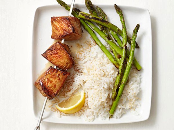 Pork kebabs with sesame rice