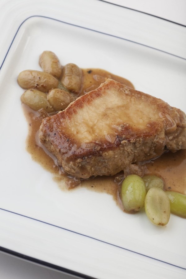 Pork loin chops with grapes