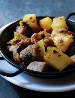 Pork loin in garlic sauce (Lomo al ajo cabañil)