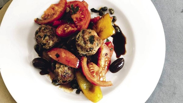 Pork meatballs with tomatoes and capsicums