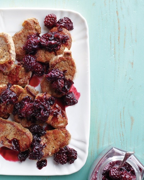 Pork medallions with blackberry chutney