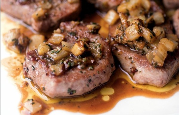 Pork medallions with fennel-white wine sauce