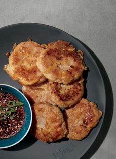 Pork patties (Dwejigogi jeon)